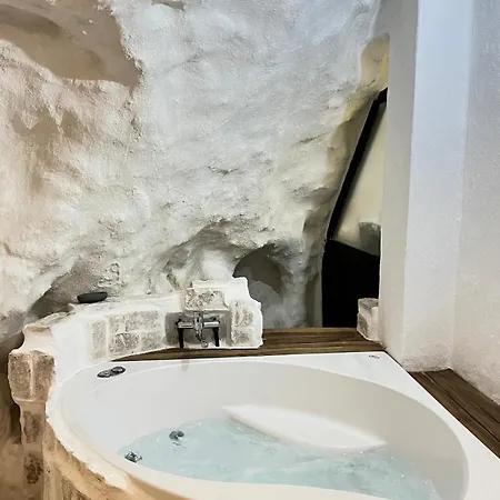 Cave House Apartament *